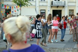 23.07.2015 Kielce. Rynek. DJ Wika bawiła starszych i młodszych / Stanisław Blinstrub / Radio Kielce