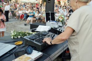 23.07.2015 Kielce. Rynek. DJ Wika bawiła starszych i młodszych / Stanisław Blinstrub / Radio Kielce