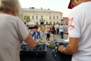 23.07.2015 Kielce. Rynek. DJ Wika bawiła starszych i młodszych / Stanisław Blinstrub / Radio Kielce