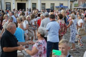 23.07.2015 Kielce. Rynek. DJ Wika bawiła starszych i młodszych / Stanisław Blinstrub / Radio Kielce