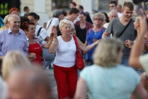 23.07.2015 Kielce. Rynek. DJ Wika bawiła starszych i młodszych / Stanisław Blinstrub / Radio Kielce