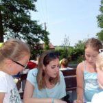 7.7.2015 Krasocin. WorkCamp wolontariuszy z różnych państw świata, którzy prowadzą zajęcia z uczniami SP z Krasocina. / Monika Dąbrowska / mat. organizatora
