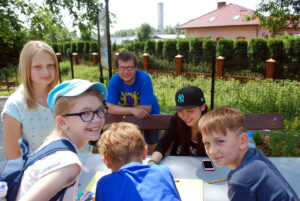 7.7.2015 Krasocin. WorkCamp wolontariuszy z różnych państw świata, którzy prowadzą zajęcia z uczniami SP z Krasocina. / Monika Dąbrowska / mat. organizatora