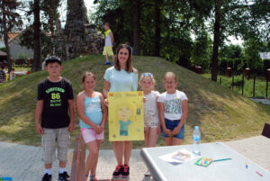 7.7.2015 Krasocin. WorkCamp wolontariuszy z różnych państw świata, którzy prowadzą zajęcia z uczniami SP z Krasocina. / Monika Dąbrowska / mat. organizatora