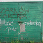 15.7.2015 Kielce. Przy ul. Mieszka I i Lecha na budynkach pojawiało się graffiti z niecenzuralnymi zwrotami dot. policji / Kamil Król / Radio Kielce