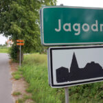 27.7.2015 Jagodnik. We wsi Jagodnik już jest gotowy fragment szlaku - z oznakowaniem, ze znakami drogowymi, drogowskazami dla rowerzystów oraz miejscem odpoczynku dla cyklistów. / Krzysztof Żołądek / Radio Kielce