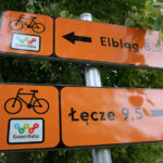 27.7.2015 Jagodnik. We wsi Jagodnik już jest gotowy fragment szlaku - z oznakowaniem, ze znakami drogowymi, drogowskazami dla rowerzystów oraz miejscem odpoczynku dla cyklistów. / Krzysztof Żołądek / Radio Kielce