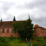 27.7.2015 Frombork. Miasto Mikołaja Kopernika. Zespół katedralny na wzgórzu złożony z katedry i obwarowań katedralnych, otoczony budynkami dawnych kanonii / Krzysztof Żołądek / Radio Kielce