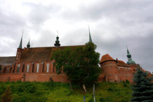 27.7.2015 Frombork. Miasto Mikołaja Kopernika. Zespół katedralny na wzgórzu złożony z katedry i obwarowań katedralnych, otoczony budynkami dawnych kanonii / Krzysztof Żołądek / Radio Kielce