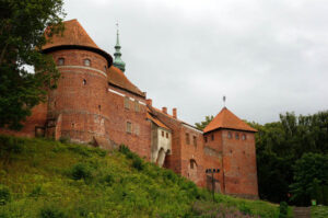 27.7.2015 Frombork. Miasto Mikołaja Kopernika. Zespół katedralny na wzgórzu złożony z katedry i obwarowań katedralnych, otoczony budynkami dawnych kanonii / Krzysztof Żołądek / Radio Kielce