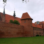27.7.2015 Frombork. Miasto Mikołaja Kopernika. Zespół katedralny na wzgórzu złożony z katedry i obwarowań katedralnych, otoczony budynkami dawnych kanonii / Krzysztof Żołądek / Radio Kielce