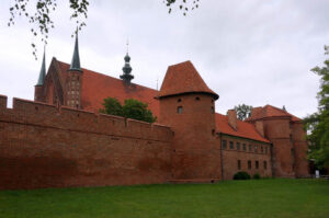 27.7.2015 Frombork. Miasto Mikołaja Kopernika. Zespół katedralny na wzgórzu złożony z katedry i obwarowań katedralnych, otoczony budynkami dawnych kanonii / Krzysztof Żołądek / Radio Kielce