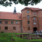 27.7.2015 Frombork. Miasto Mikołaja Kopernika. Zespół katedralny na wzgórzu złożony z katedry i obwarowań katedralnych, otoczony budynkami dawnych kanonii / Krzysztof Żołądek / Radio Kielce