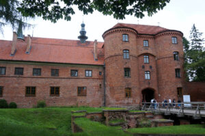 27.7.2015 Frombork. Miasto Mikołaja Kopernika. Zespół katedralny na wzgórzu złożony z katedry i obwarowań katedralnych, otoczony budynkami dawnych kanonii / Krzysztof Żołądek / Radio Kielce