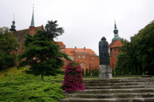 27.7.2015 Frombork. Pomnik Mikołaja Kopernika / Krzysztof Żołądek / Radio Kielce