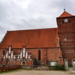 30.07.2015 Green Velo. Warmińsko-Mazurskie. Kościół w Barcianach, malwy przy tym kościele / Krzysztof Żołądek / Radio Kielce