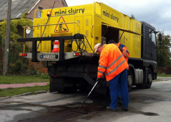 Kieleccy drogowcy testują nową metodę łatania dziur z wykorzystaniem specjalnego pojazdu o nazwie mini slurry / Radio Kielce