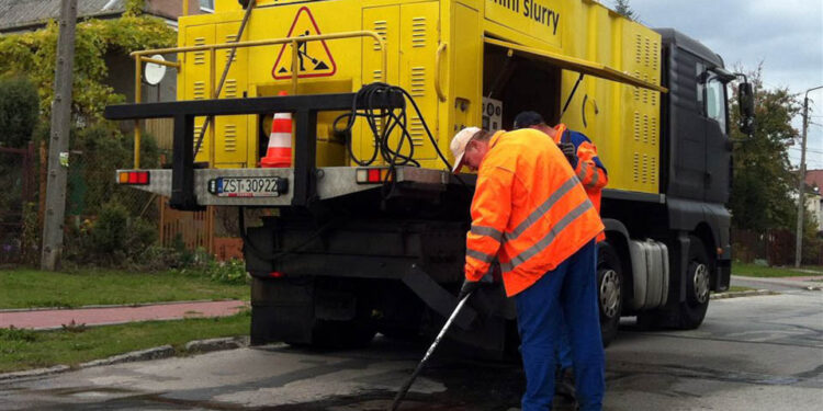 Kieleccy drogowcy testują nową metodę łatania dziur z wykorzystaniem specjalnego pojazdu o nazwie mini slurry / Radio Kielce