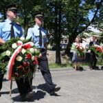 04.07.2015. Złożenie kwiatów pod tablicą upamiętniającą pogrom Żydów w Kielcach / Kamil Król / Radio Kielce