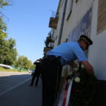 04.07.2015. Złożenie kwiatów pod tablicą upamiętniającą pogrom Żydów w Kielcach / Kamil Król / Radio Kielce