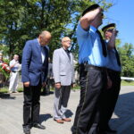 04.07.2015. Złożenie kwiatów pod tablicą upamiętniającą pogrom Żydów w Kielcach / Kamil Król / Radio Kielce