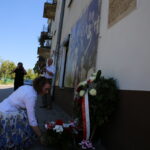 04.07.2015. Złożenie kwiatów pod tablicą upamiętniającą pogrom Żydów w Kielcach / Kamil Król / Radio Kielce