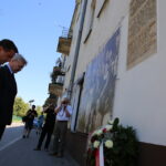 04.07.2015. Złożenie kwiatów pod tablicą upamiętniającą pogrom Żydów w Kielcach / Kamil Król / Radio Kielce