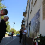 04.07.2015. Złożenie kwiatów pod tablicą upamiętniającą pogrom Żydów w Kielcach / Kamil Król / Radio Kielce