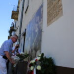 04.07.2015. Złożenie kwiatów pod tablicą upamiętniającą pogrom Żydów w Kielcach / Kamil Król / Radio Kielce