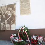 04.07.2015. Złożenie kwiatów pod tablicą upamiętniającą pogrom Żydów w Kielcach / Kamil Król / Radio Kielce