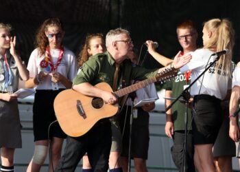 19.07.2015 Festiwal Harcerski. Koncert międzypokoleniowy na Rynku. / Stanisław Blinstrub / Radio Kielce