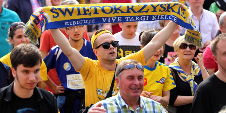 31.5.2015 Kielce. Na Rynku kibice dopingowali zawodników Viva Tauronu Kielce. / Wojciech Habdas / Radio Kielce