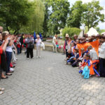 13.7.2015 Kielce. Roztańczony korowód uczestników Festiwalu Harcerskiego przeszedł ulicami Kielc. Prezydent wręczył harcerzom klucze do miasta. / Wojciech Habdas / Radio Kielce