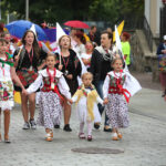 13.7.2015 Kielce. Roztańczony korowód uczestników Festiwalu Harcerskiego przeszedł ulicami Kielc. Prezydent wręczył harcerzom klucze do miasta. / Wojciech Habdas / Radio Kielce