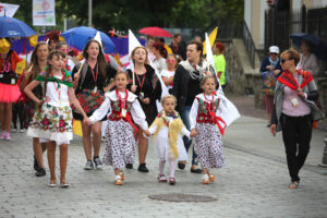 13.7.2015 Kielce. Roztańczony korowód uczestników Festiwalu Harcerskiego przeszedł ulicami Kielc. Prezydent wręczył harcerzom klucze do miasta. / Wojciech Habdas / Radio Kielce