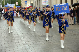 13.7.2015 Kielce. Roztańczony korowód uczestników Festiwalu Harcerskiego przeszedł ulicami Kielc. Prezydent wręczył harcerzom klucze do miasta. / Wojciech Habdas / Radio Kielce