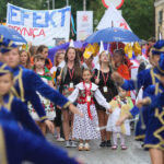 13.7.2015 Kielce. Roztańczony korowód uczestników Festiwalu Harcerskiego przeszedł ulicami Kielc. Prezydent wręczył harcerzom klucze do miasta. / Wojciech Habdas / Radio Kielce