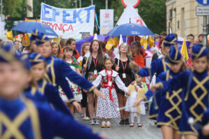 13.7.2015 Kielce. Roztańczony korowód uczestników Festiwalu Harcerskiego przeszedł ulicami Kielc. Prezydent wręczył harcerzom klucze do miasta. / Wojciech Habdas / Radio Kielce