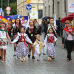 13.7.2015 Kielce. Roztańczony korowód uczestników Festiwalu Harcerskiego przeszedł ulicami Kielc. Prezydent wręczył harcerzom klucze do miasta. / Wojciech Habdas / Radio Kielce