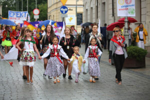 13.7.2015 Kielce. Roztańczony korowód uczestników Festiwalu Harcerskiego przeszedł ulicami Kielc. Prezydent wręczył harcerzom klucze do miasta. / Wojciech Habdas / Radio Kielce