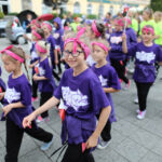 13.7.2015 Kielce. Roztańczony korowód uczestników Festiwalu Harcerskiego przeszedł ulicami Kielc. Prezydent wręczył harcerzom klucze do miasta. / Wojciech Habdas / Radio Kielce