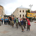 13.7.2015 Kielce. Roztańczony korowód uczestników Festiwalu Harcerskiego przeszedł ulicami Kielc. Prezydent wręczył harcerzom klucze do miasta. / Wojciech Habdas / Radio Kielce