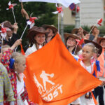 13.7.2015 Kielce. Roztańczony korowód uczestników Festiwalu Harcerskiego przeszedł ulicami Kielc. Prezydent wręczył harcerzom klucze do miasta. / Wojciech Habdas / Radio Kielce