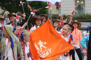 13.7.2015 Kielce. Roztańczony korowód uczestników Festiwalu Harcerskiego przeszedł ulicami Kielc. Prezydent wręczył harcerzom klucze do miasta. / Wojciech Habdas / Radio Kielce