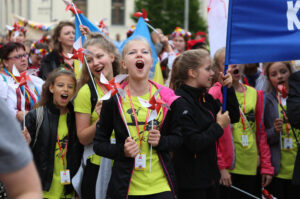 13.7.2015 Kielce. Roztańczony korowód uczestników Festiwalu Harcerskiego przeszedł ulicami Kielc. Prezydent wręczył harcerzom klucze do miasta. / Wojciech Habdas / Radio Kielce