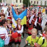 13.7.2015 Kielce. Roztańczony korowód uczestników Festiwalu Harcerskiego przeszedł ulicami Kielc. Prezydent wręczył harcerzom klucze do miasta. / Wojciech Habdas / Radio Kielce