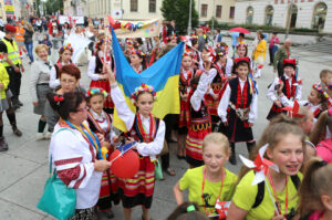 13.7.2015 Kielce. Roztańczony korowód uczestników Festiwalu Harcerskiego przeszedł ulicami Kielc. Prezydent wręczył harcerzom klucze do miasta. / Wojciech Habdas / Radio Kielce