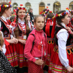 13.7.2015 Kielce. Roztańczony korowód uczestników Festiwalu Harcerskiego przeszedł ulicami Kielc. Prezydent wręczył harcerzom klucze do miasta. / Wojciech Habdas / Radio Kielce