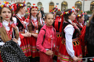 13.7.2015 Kielce. Roztańczony korowód uczestników Festiwalu Harcerskiego przeszedł ulicami Kielc. Prezydent wręczył harcerzom klucze do miasta. / Wojciech Habdas / Radio Kielce