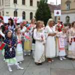 13.7.2015 Kielce. Roztańczony korowód uczestników Festiwalu Harcerskiego przeszedł ulicami Kielc. Prezydent wręczył harcerzom klucze do miasta. / Wojciech Habdas / Radio Kielce